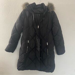 This is women’s full over jacket with fur faux hood. Color black size 4 H&M